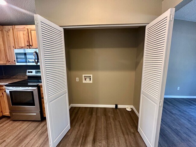 Building Photo - Pet-Friendly 4 Bedroom Home with Fenced Yard & Air Conditioning