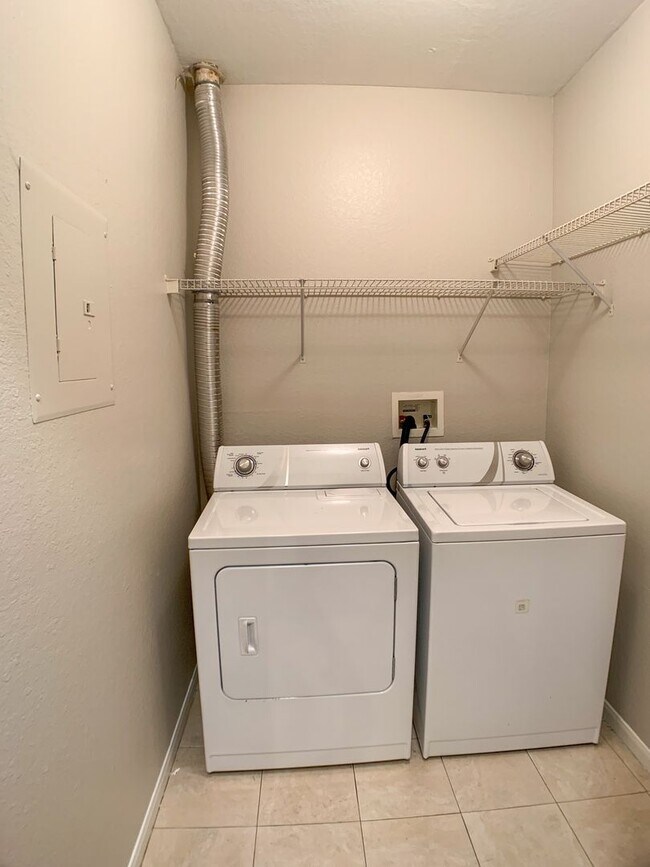 Building Photo - New listing 2/2 with pool view