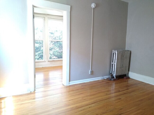 Building Photo - Top Floor 1 Bedroom in Historic Capitol Hill