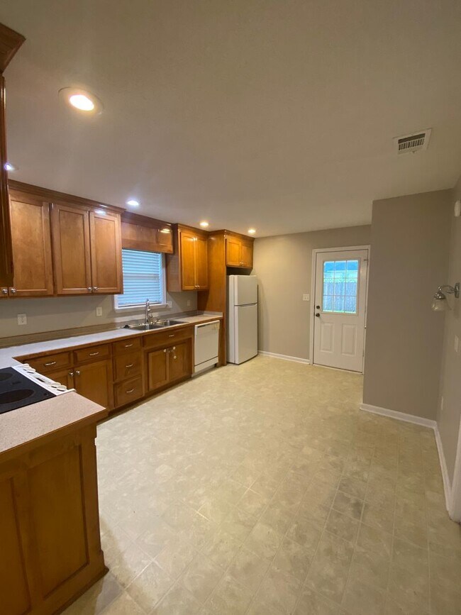 Building Photo - 204 Wembley Dr