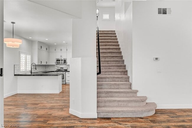 Building Photo - 10544 Allthorn Ave