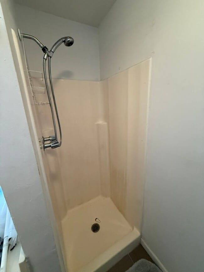 Building Photo - **STUDIO APARTMENT IN WRIGLEY AREA**  $1300MO