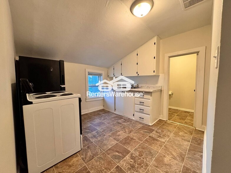 Building Photo - 212 N 13th St