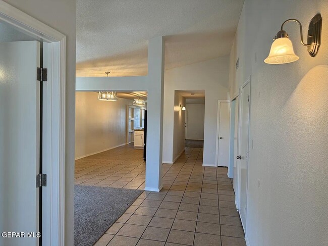 Building Photo - 10041 Paloma Dr