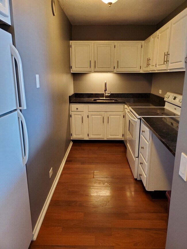 Building Photo - 899 S Plymouth Ct