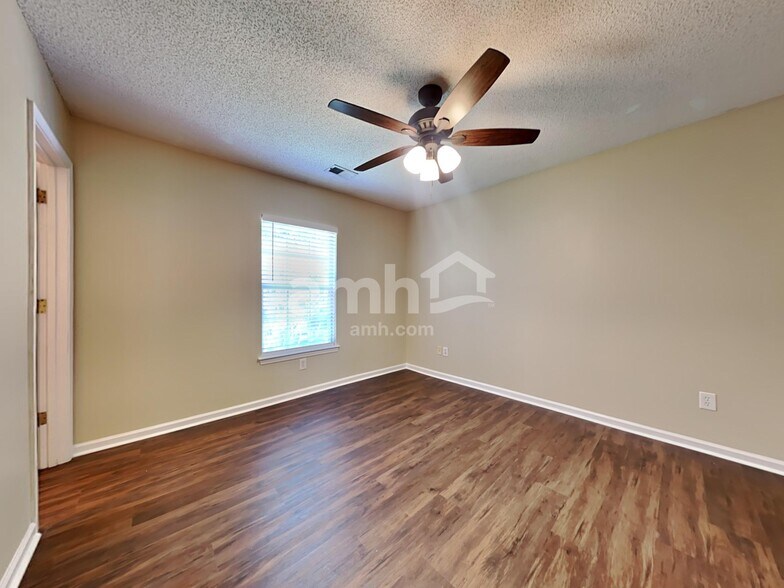 Building Photo - 3011 Maple Leaf Dr