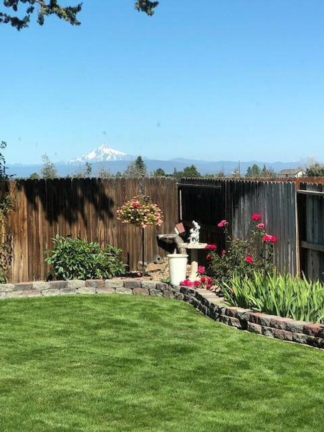 Building Photo - Gorgeous home at end of cul-de-sac with RV parking and views