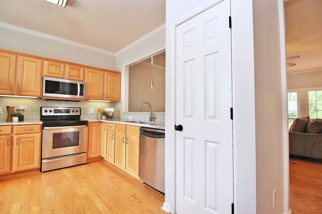 Building Photo - Townhome in South Park for Rent!