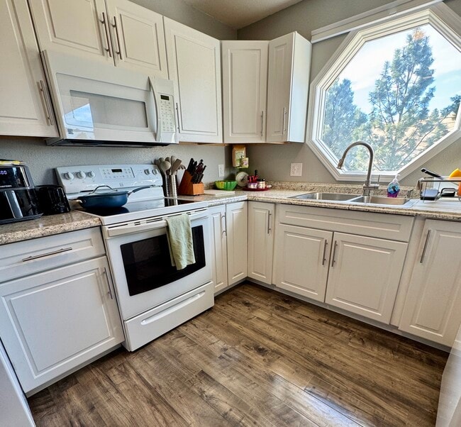 Building Photo - 2214 Alpine Dr
