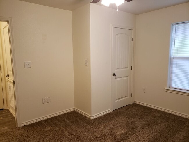 Building Photo - Spacious NISD home