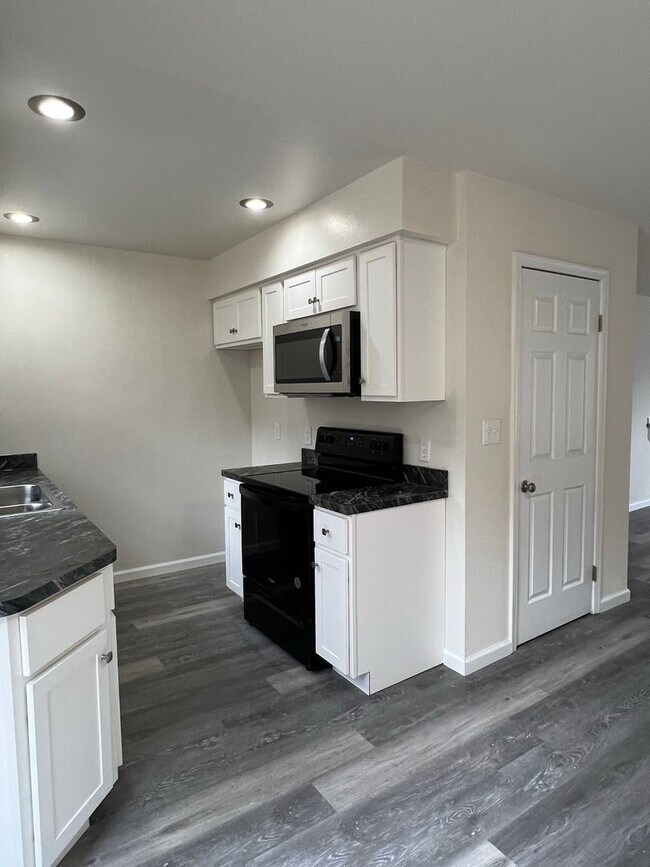 Building Photo - 3BR Townhome - Northampton School District