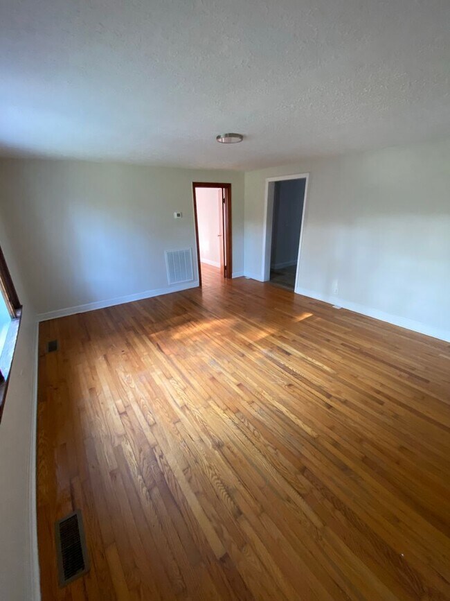 Building Photo - 1987 Joe Stephens Rd