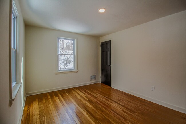 Building Photo - RENOVATED & READY FOR MOVE IN! COZY 2 BEDR...