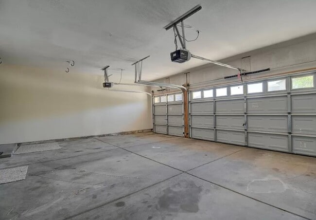 Building Photo - COMING SOON Large 5 Bedroom home with loft...