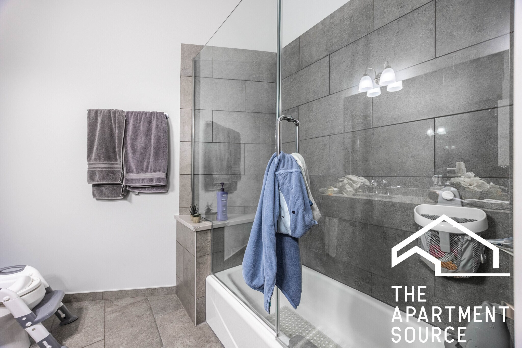 Building Photo - 520 N Western Ave