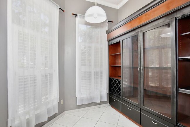 Building Photo - Beautiful 3/2 Spacious Home with a 2 Car G...