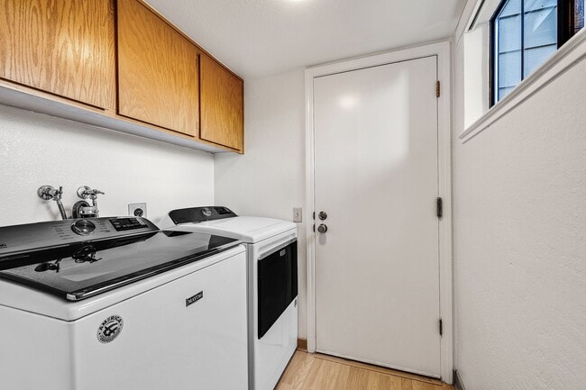 Building Photo - Beautiful Townhome in the Heart of Pleasanton