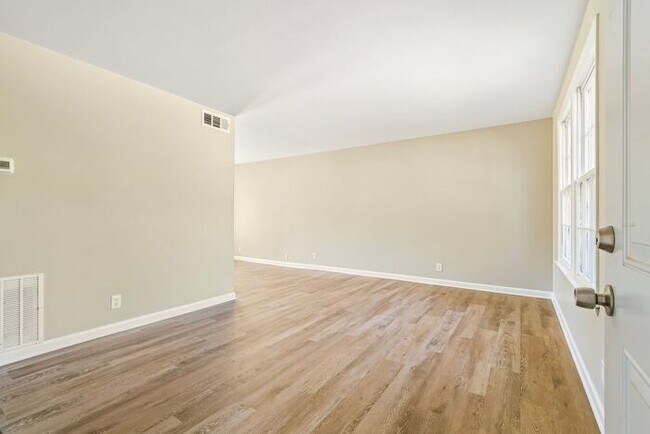 Building Photo - Charming 3-Bedroom 1.5 Bath Oasis in Bellevue