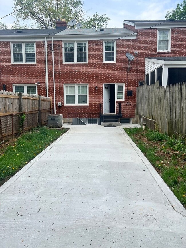 Building Photo - Stunning Updated 3BR/2BA Row Home in the Heart of Towson