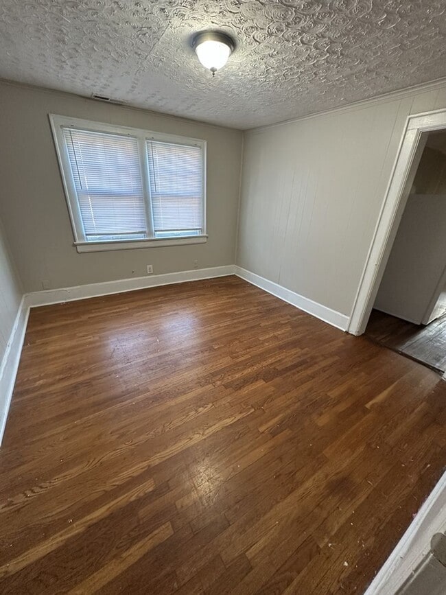 Building Photo - Affordable Upstairs Apartment – Housing Vouchers Welcome!