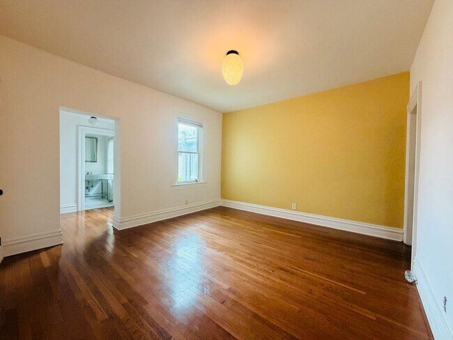 Building Photo - Lovely 3 story home with en-suiteS and private outdoor patio!
