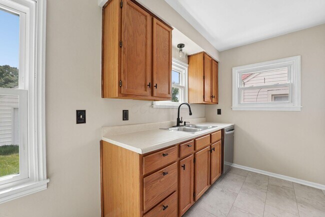 Building Photo - 375 E Royal Forest Blvd