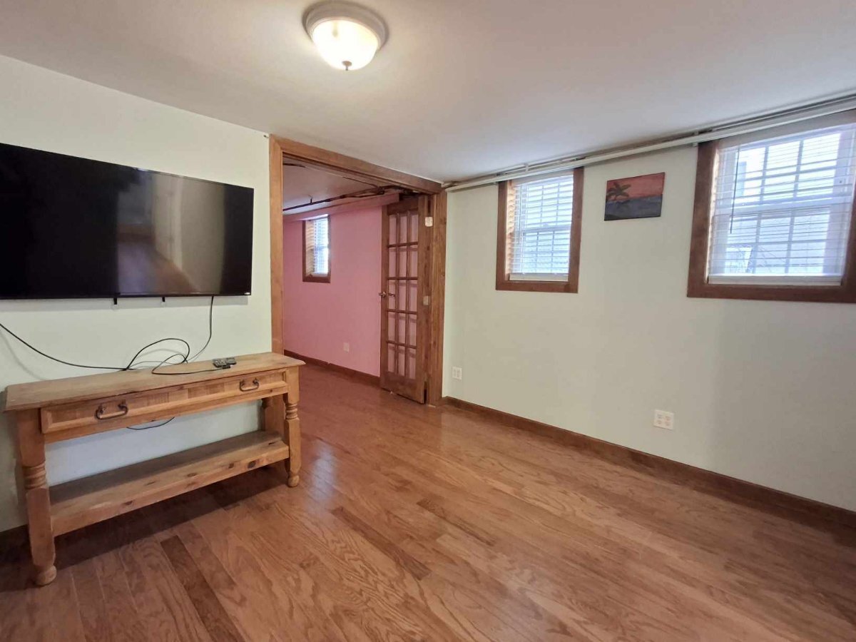 Building Photo - 4 Embroidery St