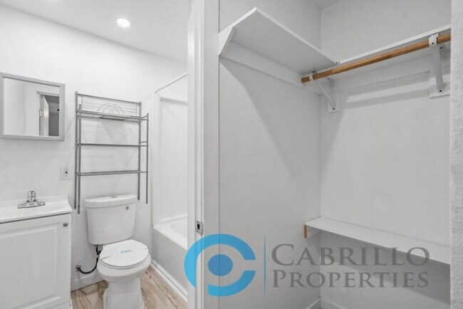 Building Photo - 1307 Division St