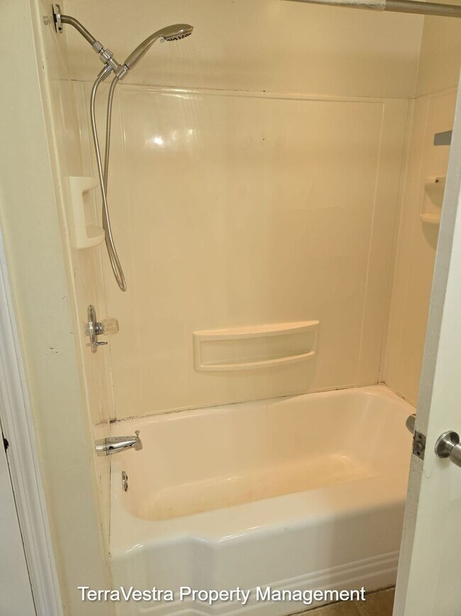 Building Photo - Now Showing for 2026-2027 School Year Glassboro 4 Bed 2.5 Bath