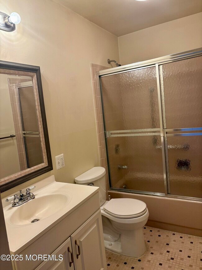 Building Photo - 1021F Aberdeen Dr