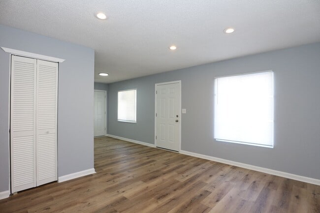 Building Photo - Newly Remodeled 3 Bedroom Home