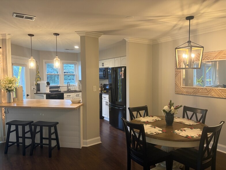 Building Photo - 7602 Lakeside Village Dr