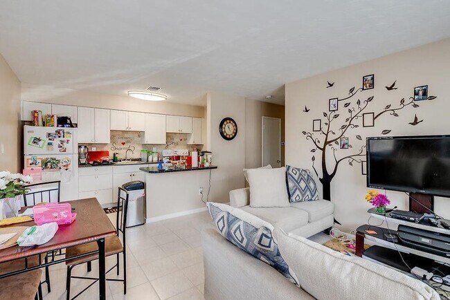 Building Photo - 1037 N Victoria Park Rd