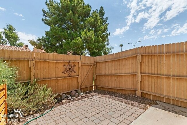 Building Photo - Bright 2Bdm 2.5Ba Townhome at Villa de Paz!