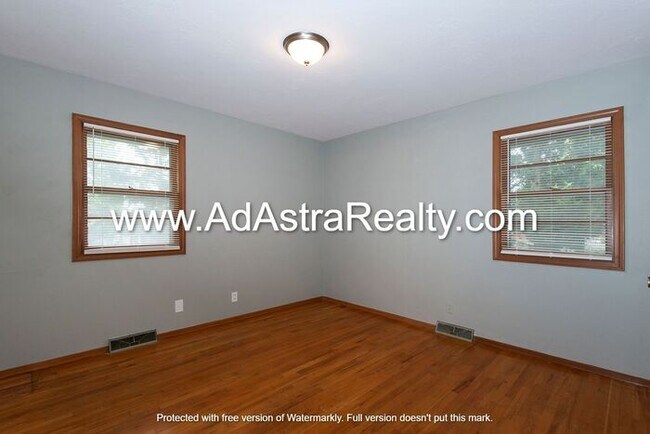Building Photo - Beautiful Home in Blue Springs-Available in JULY!!