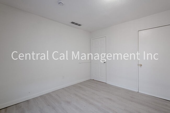 Building Photo - 1313 E Planz Rd