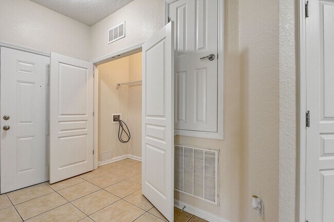 Building Photo - Beautifully Maintained 3-Bedroom, 2-Bathro...