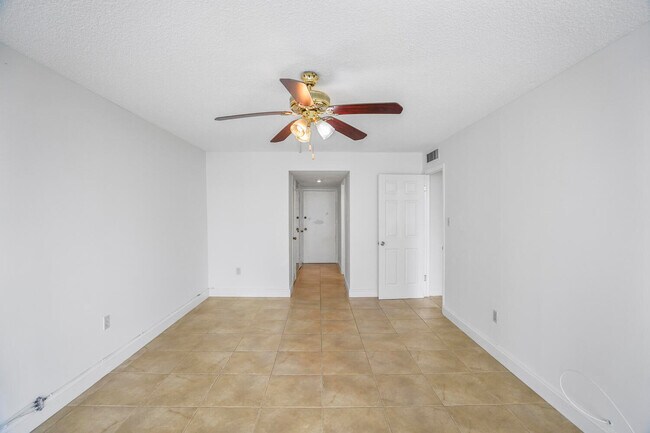 Building Photo - 18051 Biscayne Blvd