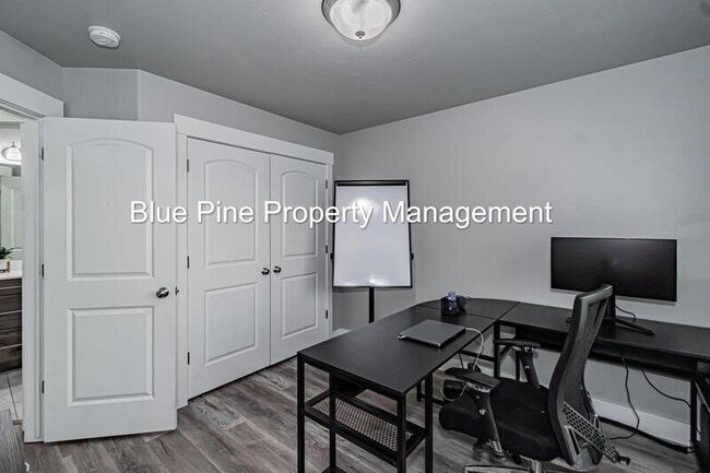 Building Photo - 3002 Sandy Dr