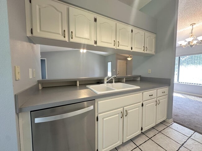 Building Photo - "Charming 2-Bed, 2-Bath Retreat on Apple O...