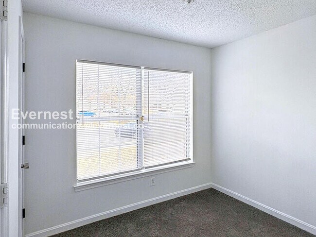 Building Photo - 1011 Fallcrest Ct