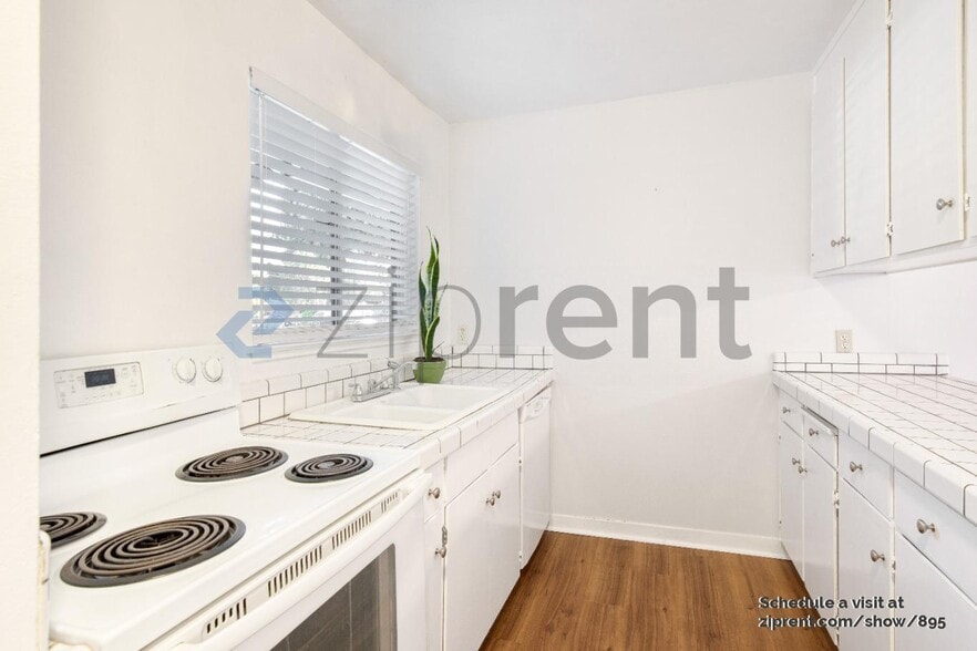 Building Photo - Unit