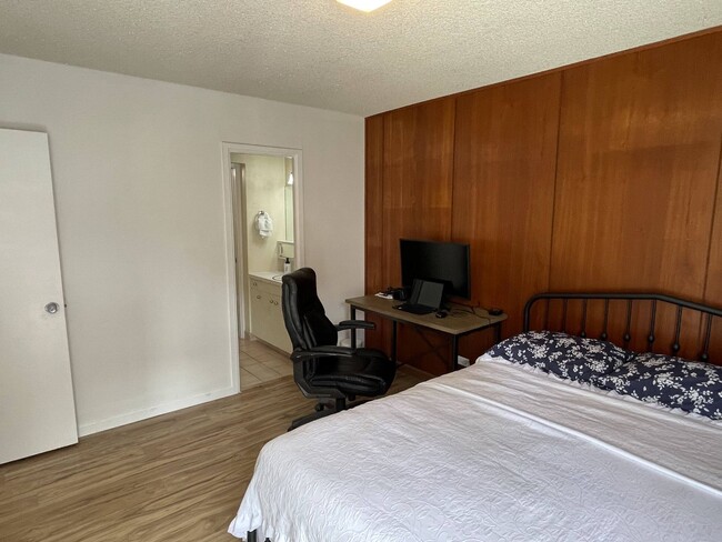 Building Photo - 2 Bed 2 Bath Fully Furnished Unit Central ...