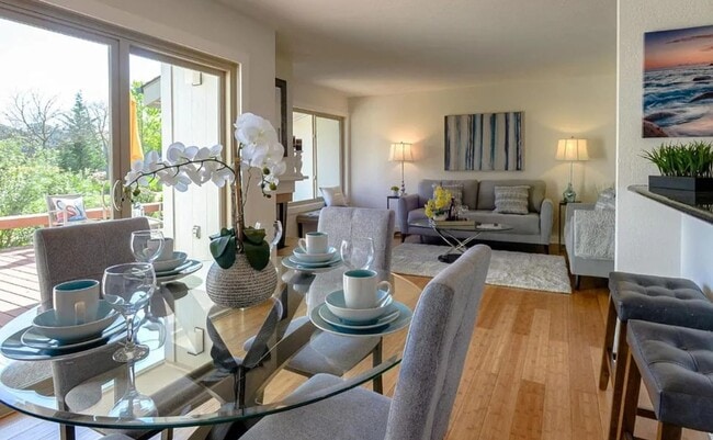Building Photo - Spacious & bright 3 bedroom 2 bath home in...