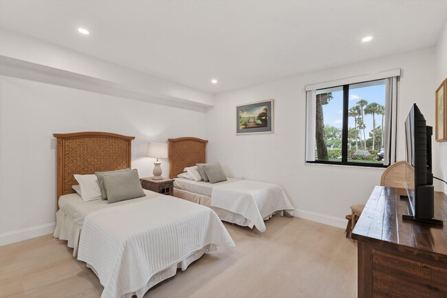 Building Photo - 301 S Seas Dr