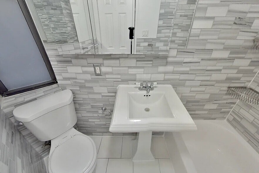 Building Photo - 53 Leroy St