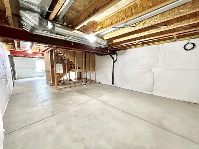 Building Photo - FABULOUS 4 BEDROOM HOME IN EASTVIEW ESTATES!!