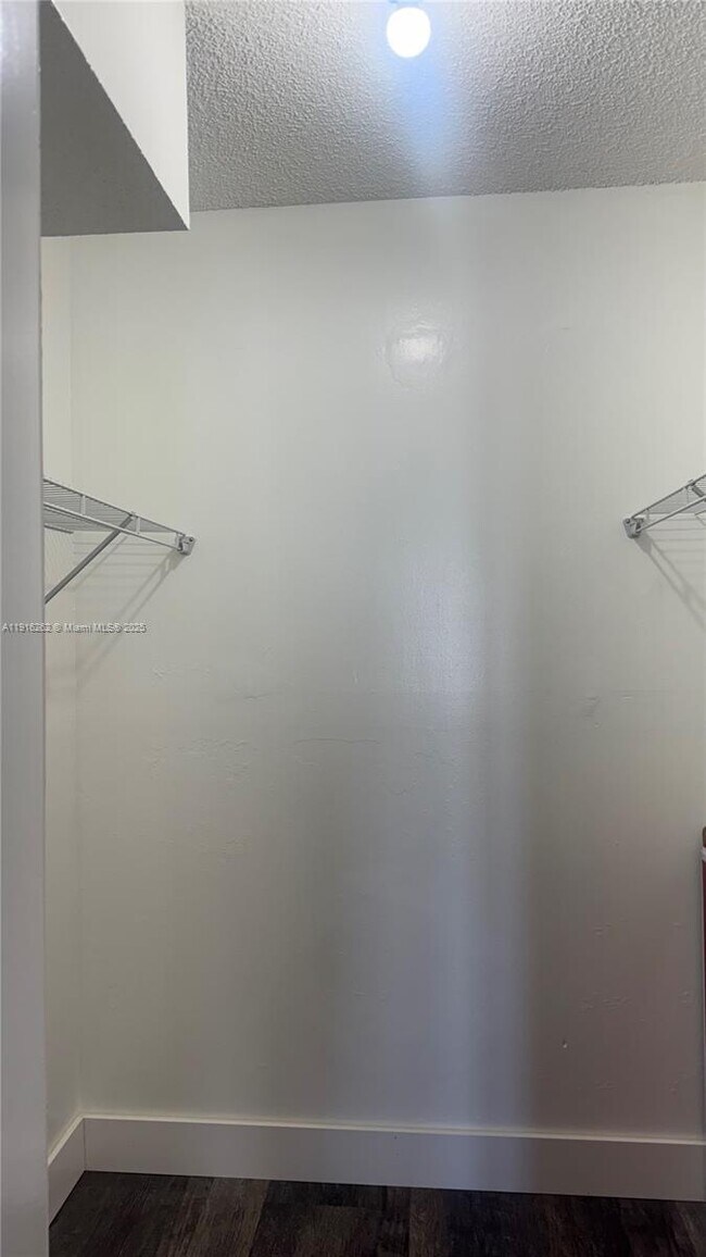 Building Photo - 4174 Inverrary Dr