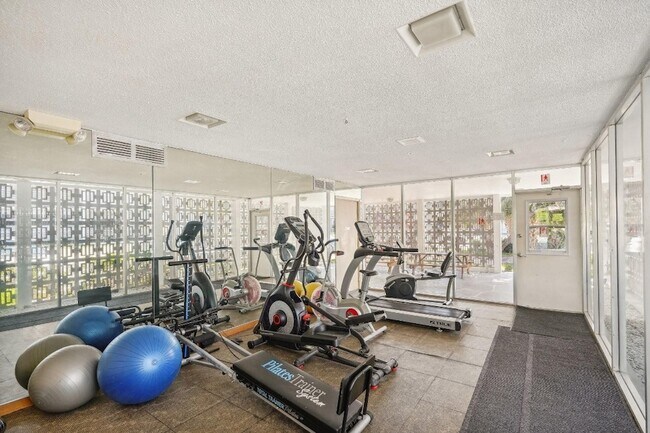 Building Photo - 3040 NE 16th Ave