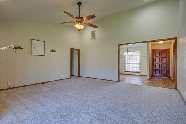 Building Photo - 2109 Shamrock Dr